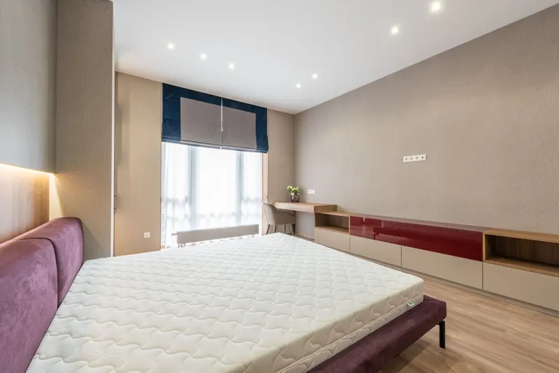 Alcoba principal con clóset y cama doble