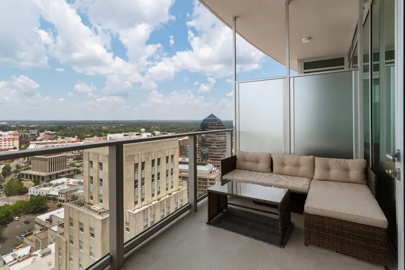 Balcón con sala exterior y vista a la ciudad
