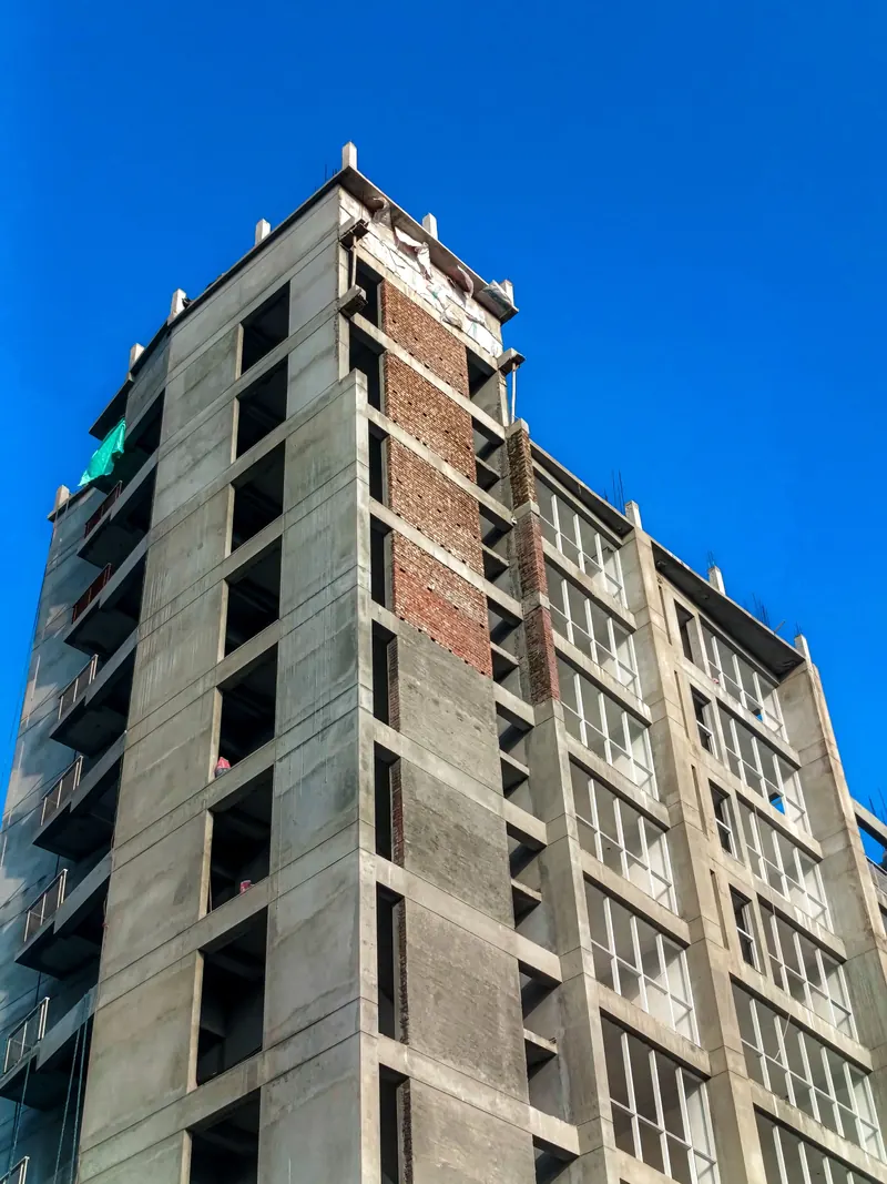 La fachada de ladrillo avanza detrás de la estructura
