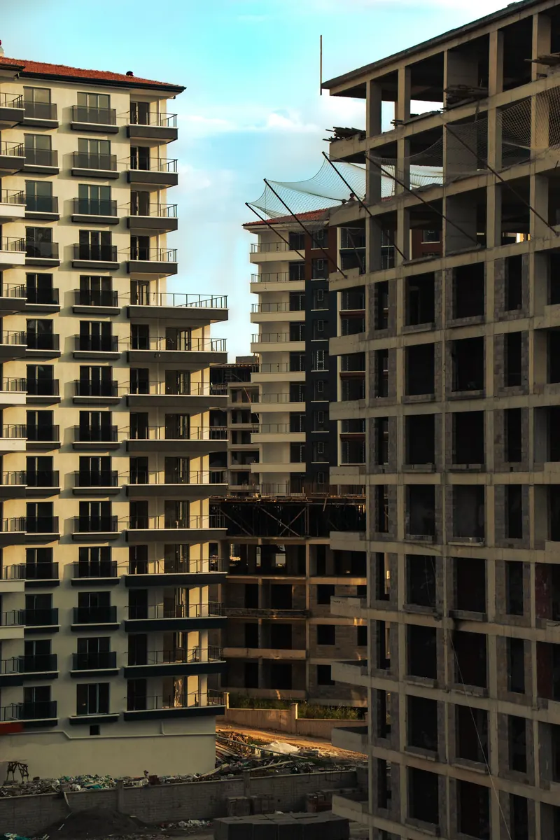 La estructura sube entre los edificios vecinos