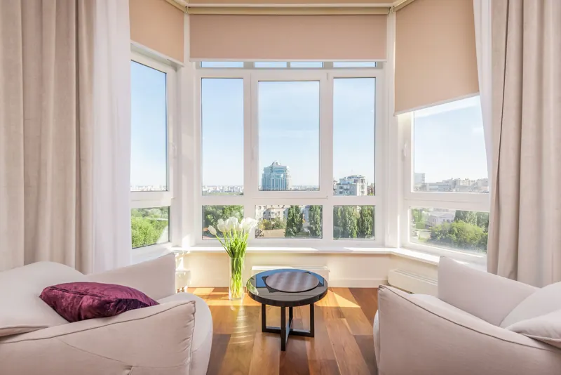 Sala con ventanas grandes y luz de la mañana